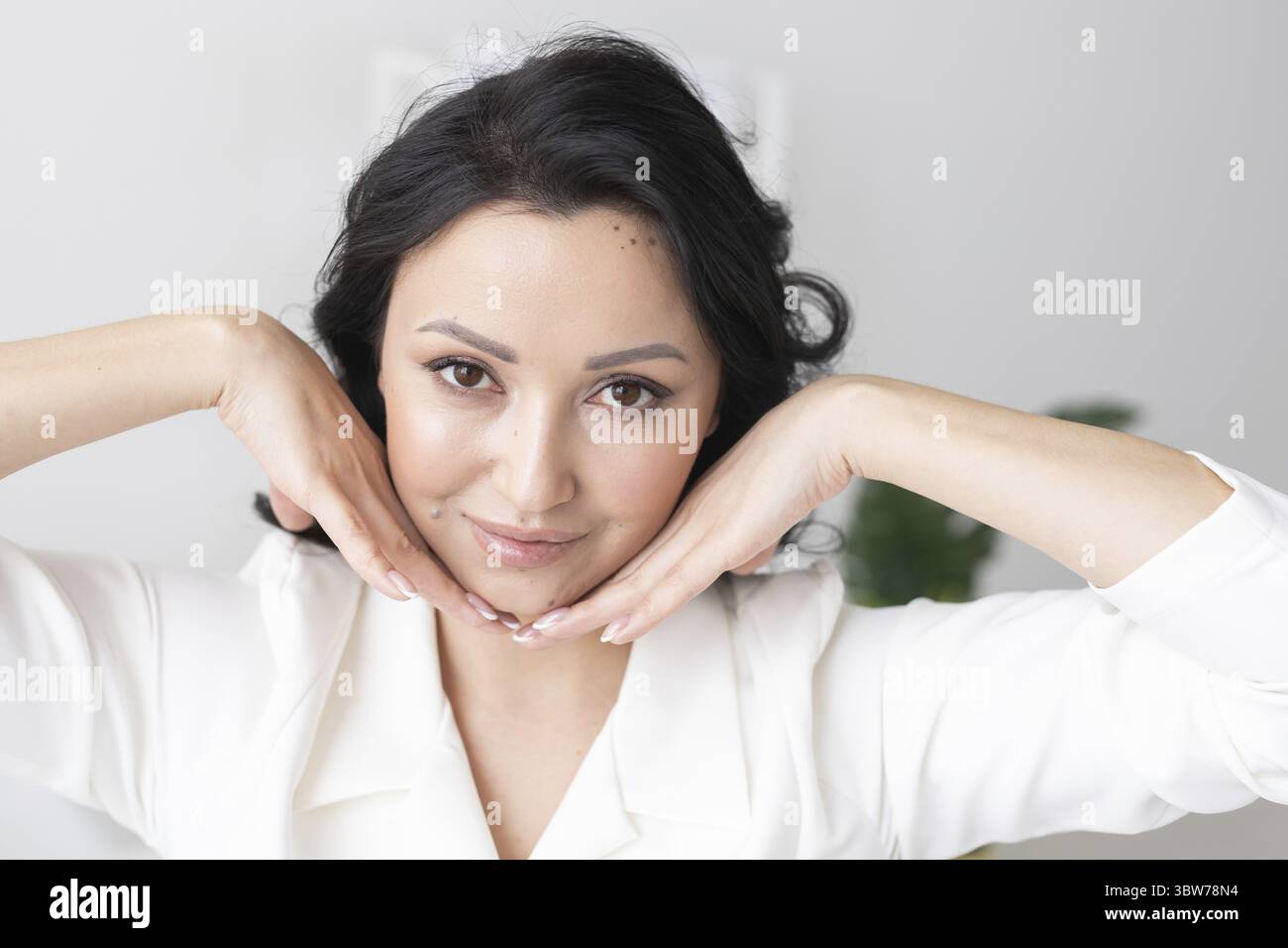 Nahaufnahme reines Porträt junge attraktive indische Frau. Perfekte Hautkosmetik und Make-up-Konzept Stockfoto