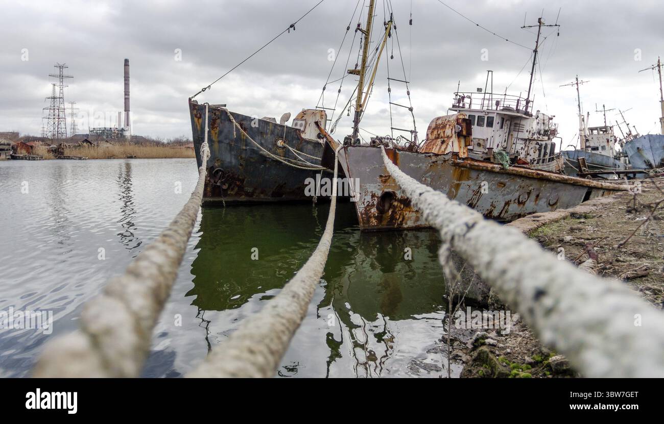 Ein altes Schiff ohne Menschen lief während des Krieges mit Russland in der Ukraine auf Grund Stockfoto