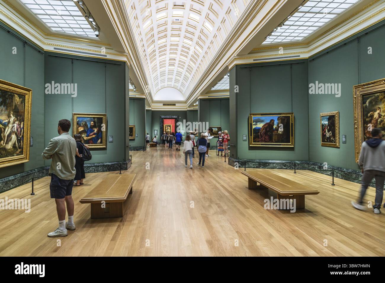 Die National Gallery in London bietet einen eleganten Flur mit berühmten Gemälden, atemberaubender Architektur und natürlichem Licht. London, Großbritannien, 28. Juni Stockfoto
