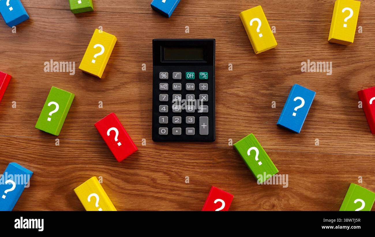 Navigieren in Finanzentscheidungen: Rechner und Frageböcken Stockfoto