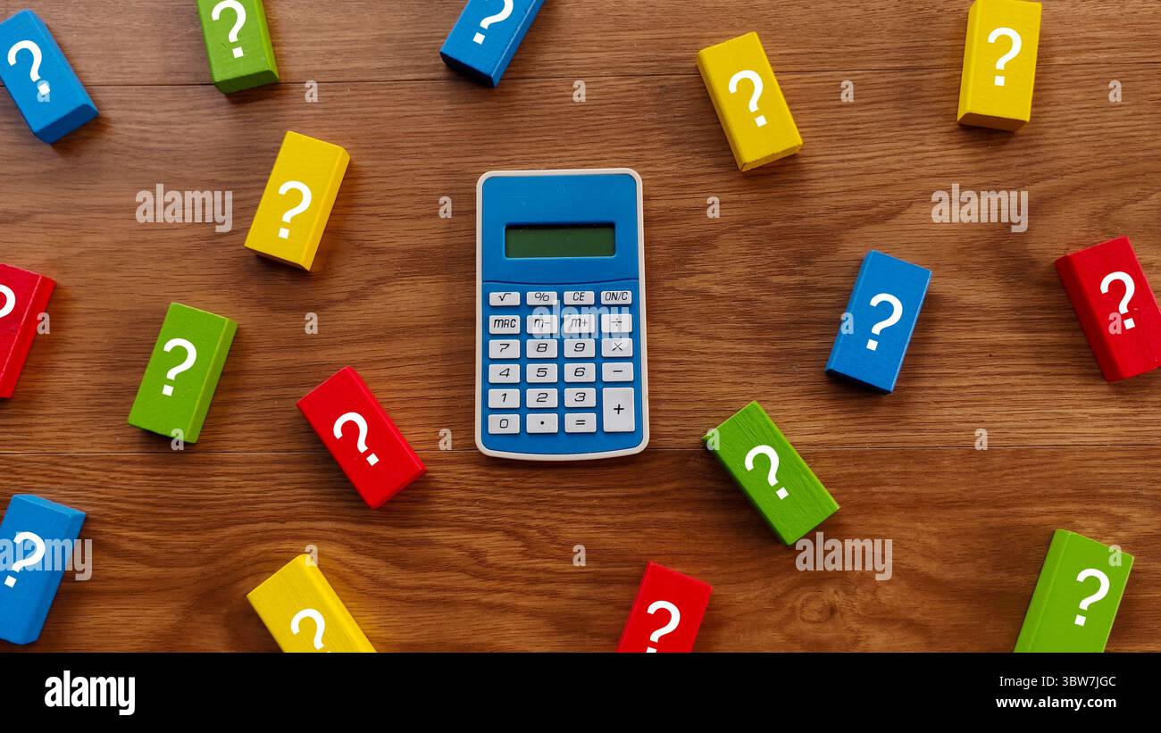 Navigieren in Finanzentscheidungen: Rechner und Frageböcken Stockfoto
