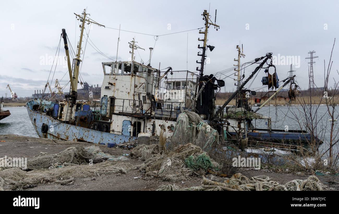 Ein altes Schiff ohne Menschen lief während des Krieges mit Russland in der Ukraine auf Grund Stockfoto