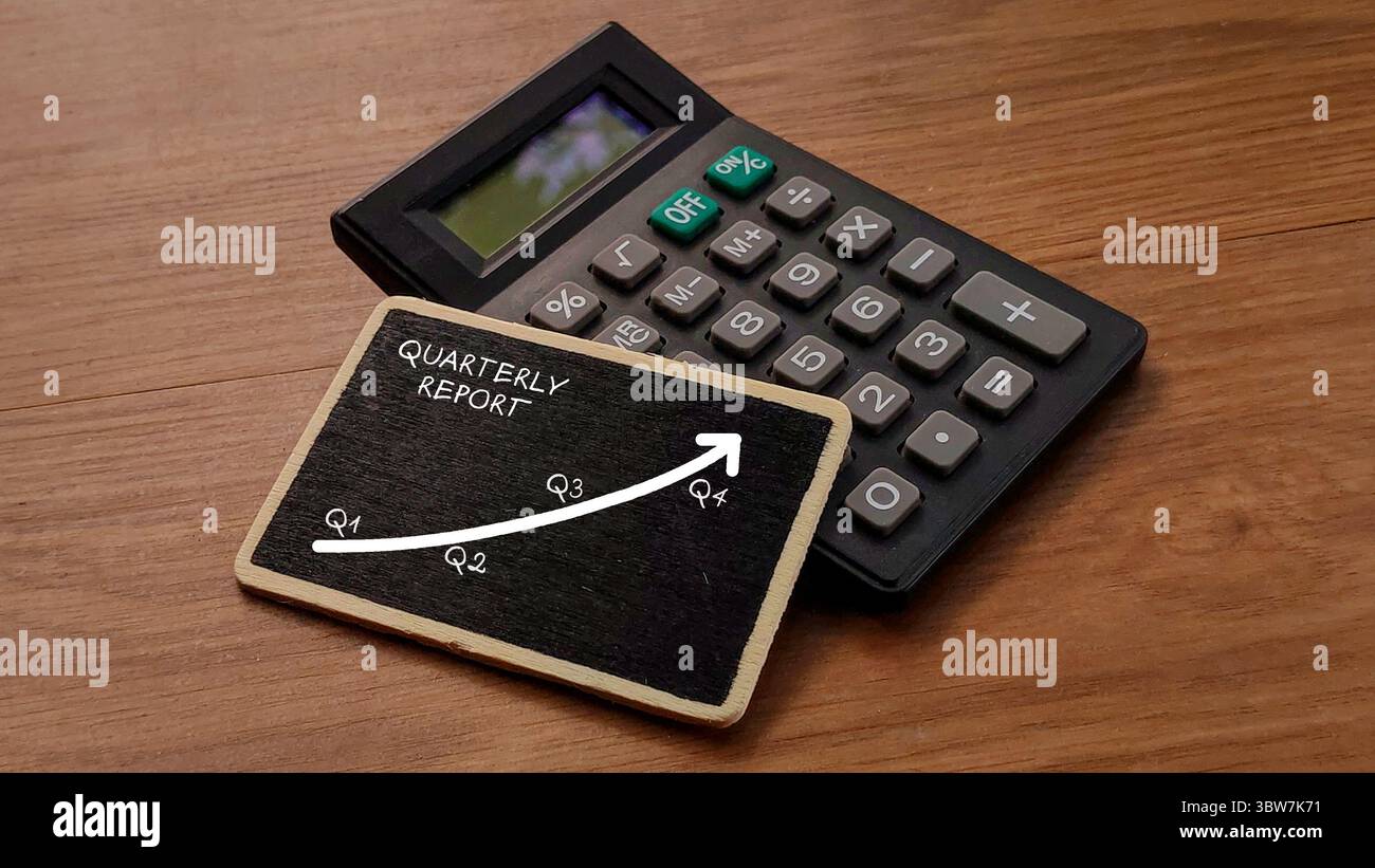 Quartalsbericht mit Wachstumsdiagramm und Rechner Stockfoto