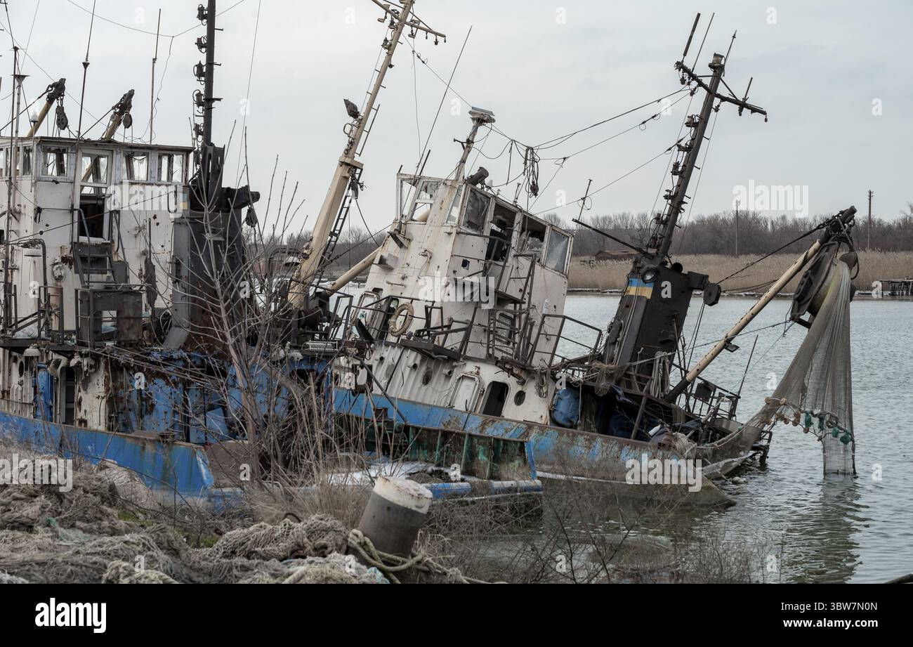 Ein altes Schiff ohne Menschen lief während des Krieges mit Russland in der Ukraine auf Grund Stockfoto