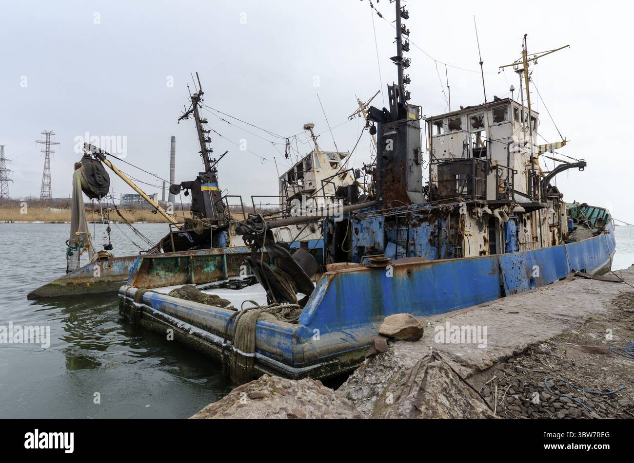 Ein altes Schiff ohne Menschen lief während des Krieges mit Russland in der Ukraine auf Grund Stockfoto