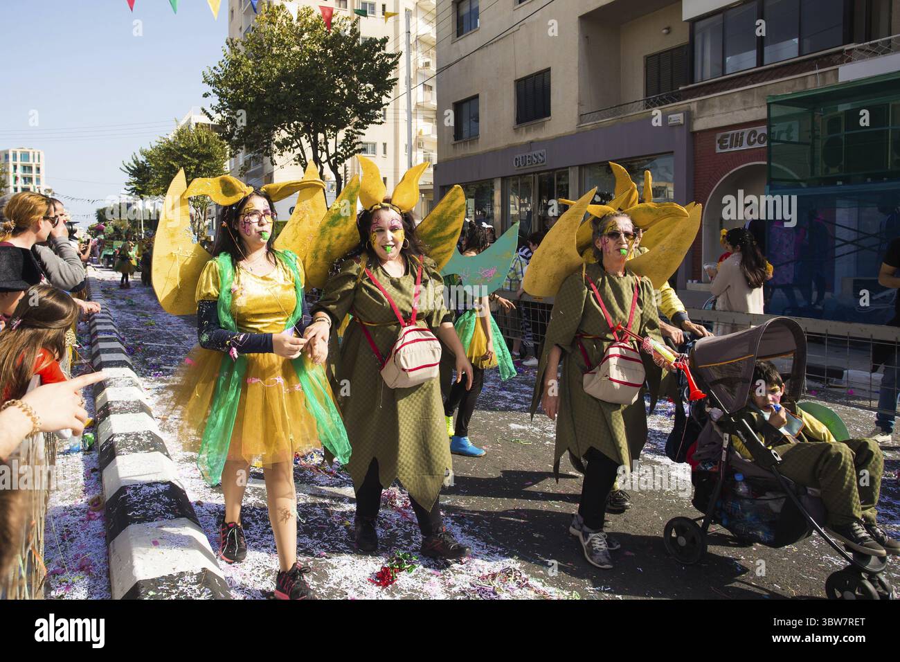 LIMASSOL, Zypern - Februar 22: Unidentified Karneval Teilnehmer März in Zypern Karnevalsumzug am 22. Februar 2015 in Limassol, Zypern, etablieren Stockfoto