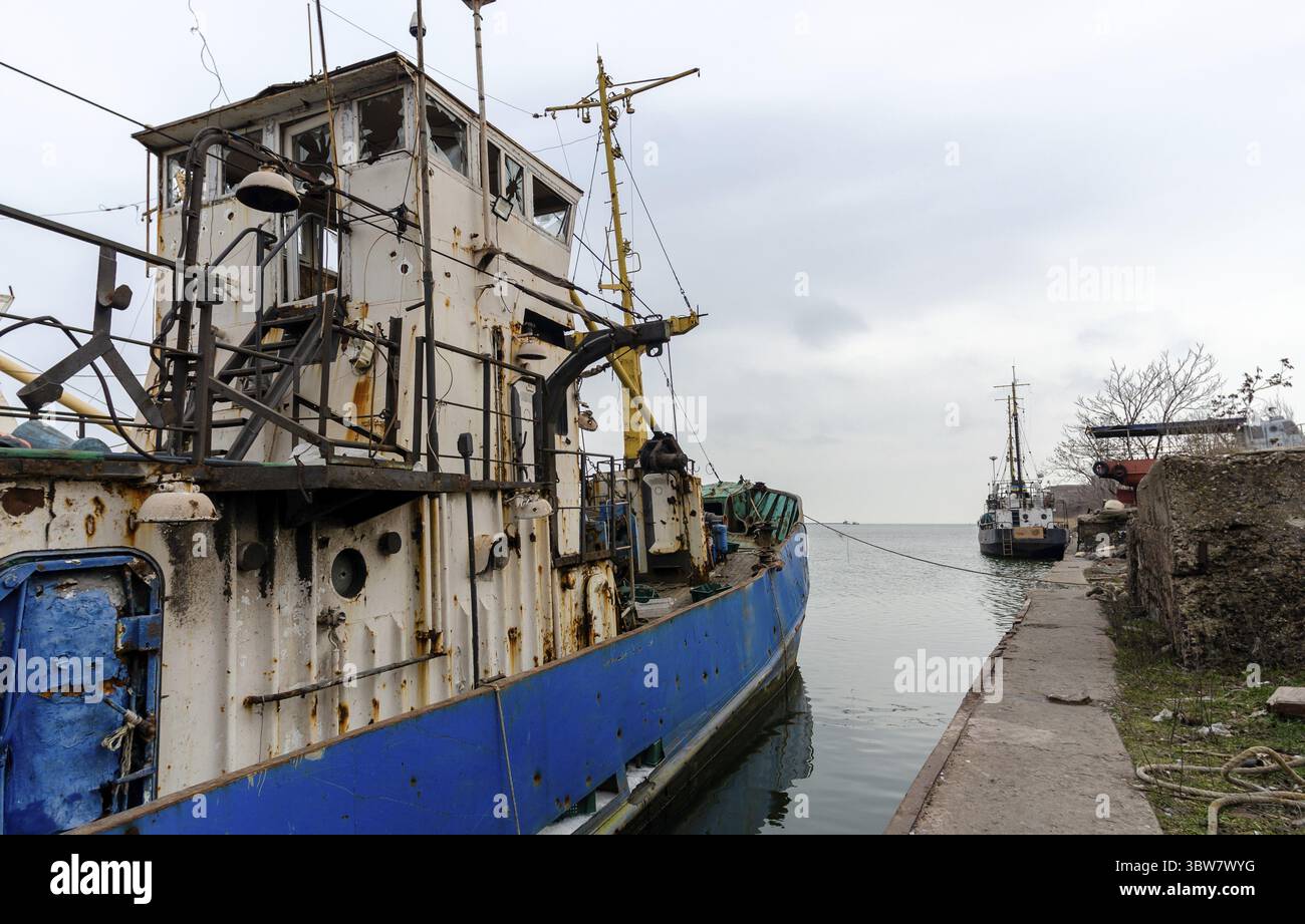 Ein altes Schiff ohne Menschen lief während des Krieges mit Russland in der Ukraine auf Grund Stockfoto