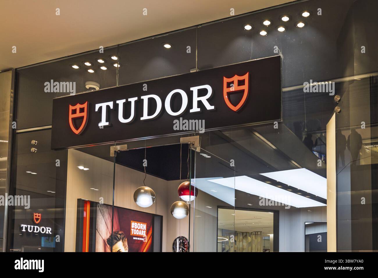 Luxuriöse TUDOR-Uhrenboutique mit charakteristischem rotem Schild-Logo, moderner Ladenfront und stilvollem Einkaufszentrum-Design. London, UK, 10. Februar 2024 Stockfoto