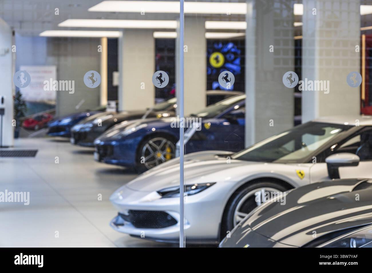 Premium Ferrari-Händler mit Branding und stilvollen Fahrzeugen im Inneren. London, UK, 28. Oktober 2023 Stockfoto