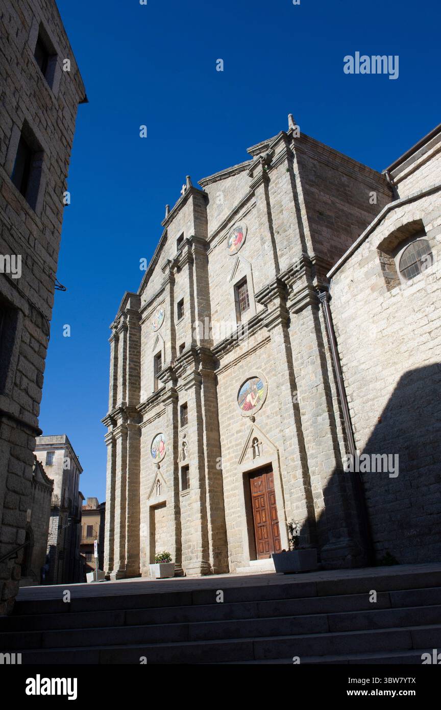Italien, Sardinien, Sassari – Tempio Pausania, Kathedrale St. Peter des Apostels. Gotisches aragonesisches Portal. Stockfoto
