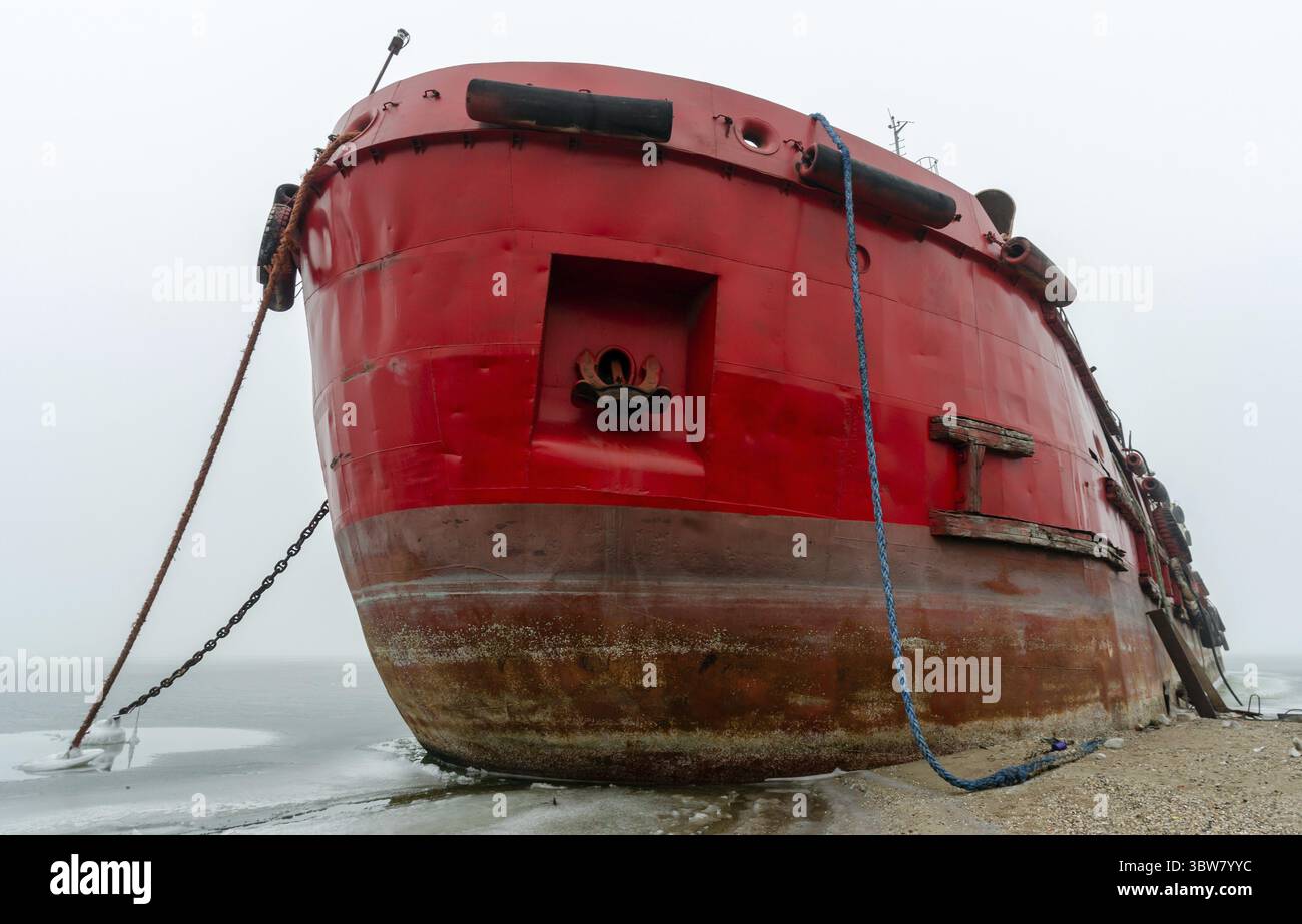 Ein altes Schiff ohne Menschen lief während des Krieges mit Russland in der Ukraine auf Grund Stockfoto
