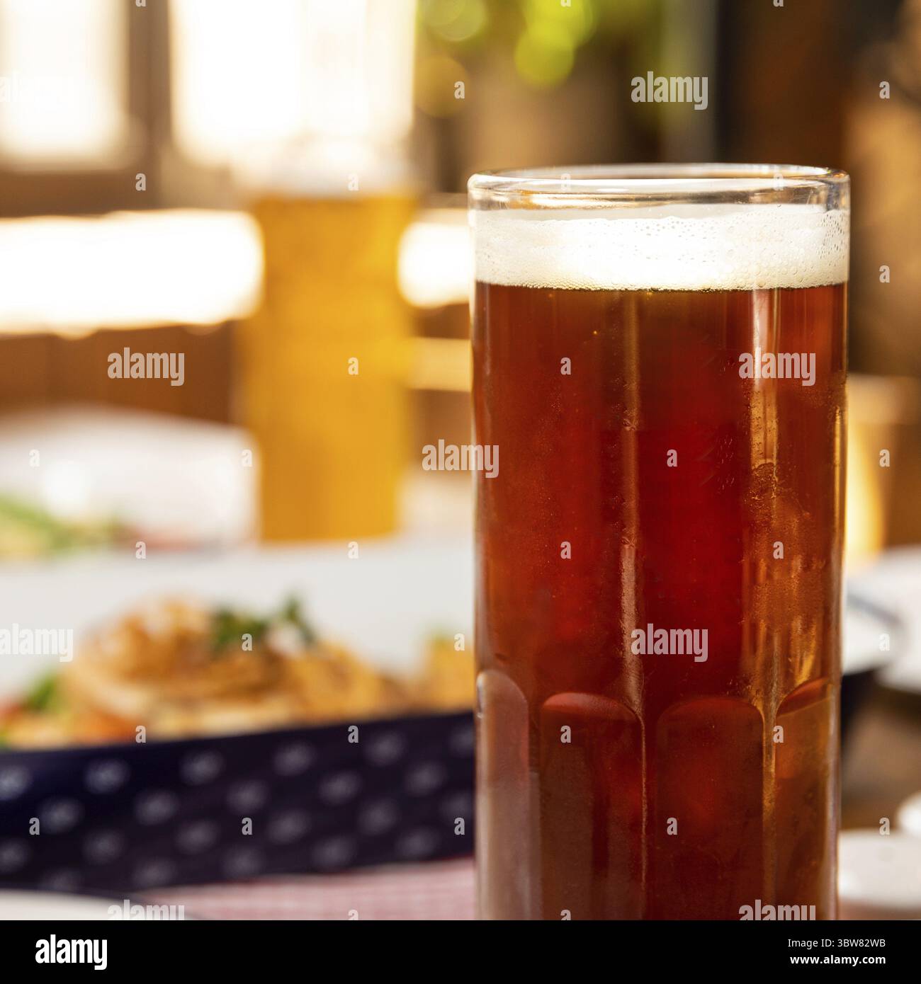 Dunkles Bierglas mit Schale aus nächster Nähe Stockfoto