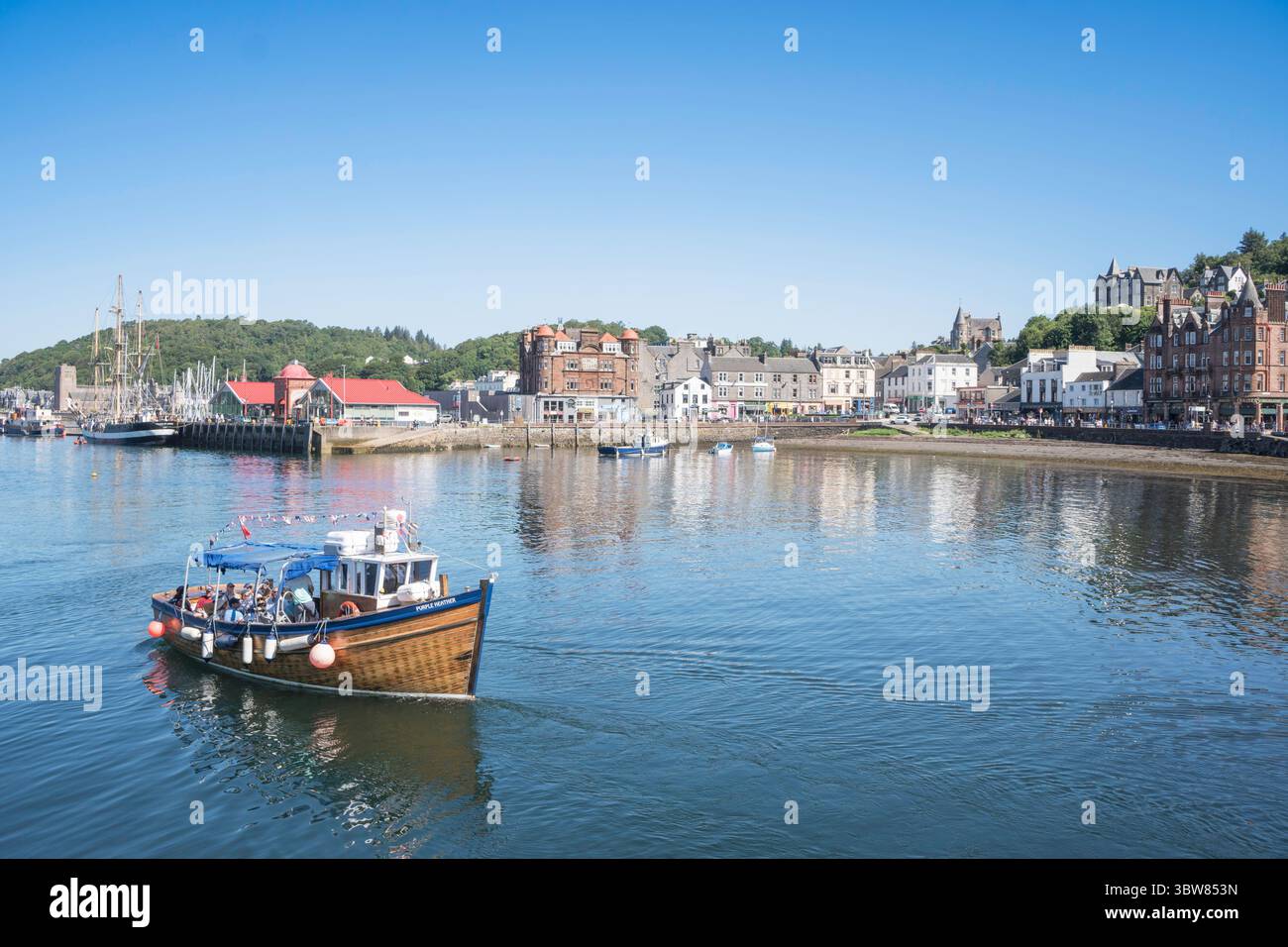 Pleasure Craft Purple Heather kehrt mit einer Gruppe von Touristen zum Hafen von Oban zurück, Schottland, Großbritannien Stockfoto Pleasure Craft Purple Heather kehrt mit einer Gruppe von Touristen zum Hafen von Oban zurück, Schottland, Großbritannien Stockfoto