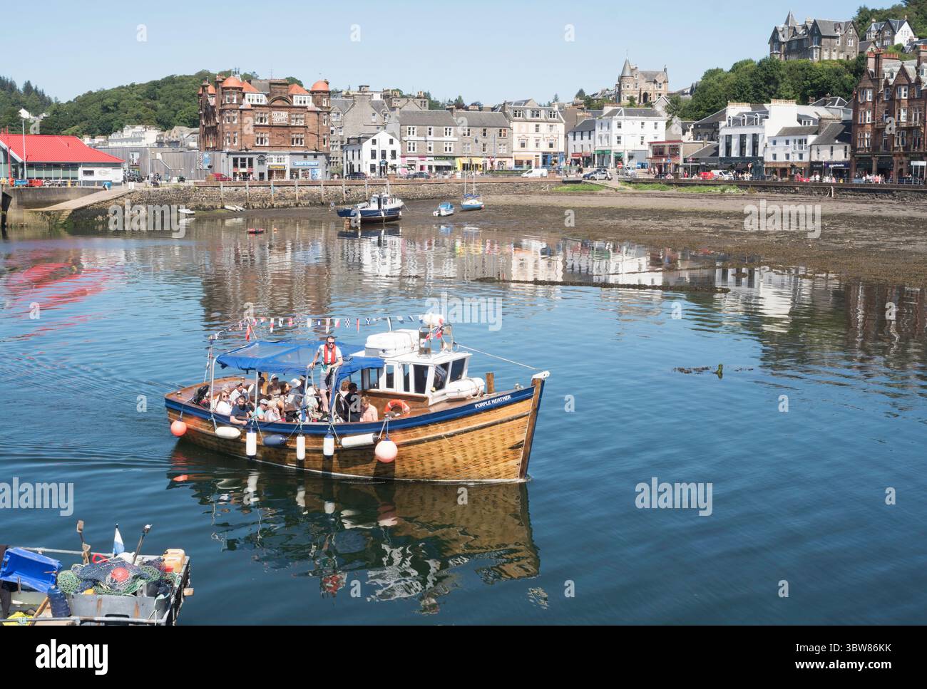 Pleasure Craft Purple Heather kehrt mit einer Gruppe von Touristen zum Hafen von Oban zurück, Schottland, Großbritannien Stockfoto Pleasure Craft Purple Heather kehrt mit einer Gruppe von Touristen zum Hafen von Oban zurück, Schottland, Großbritannien Stockfoto
