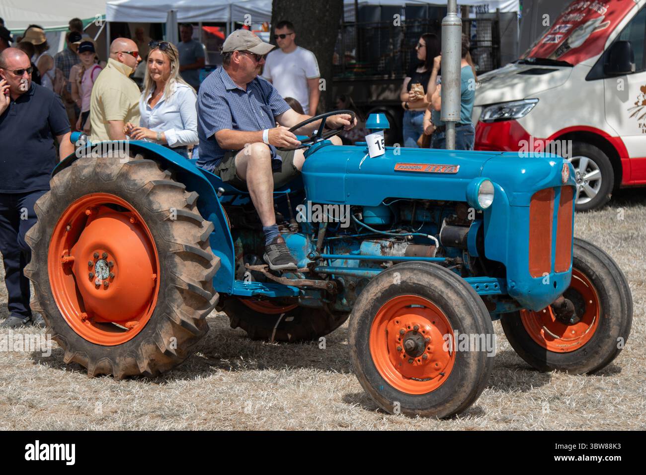 Ein Mann, der auf einem blauen Fords-Delta-Traktor fährt Stockfoto