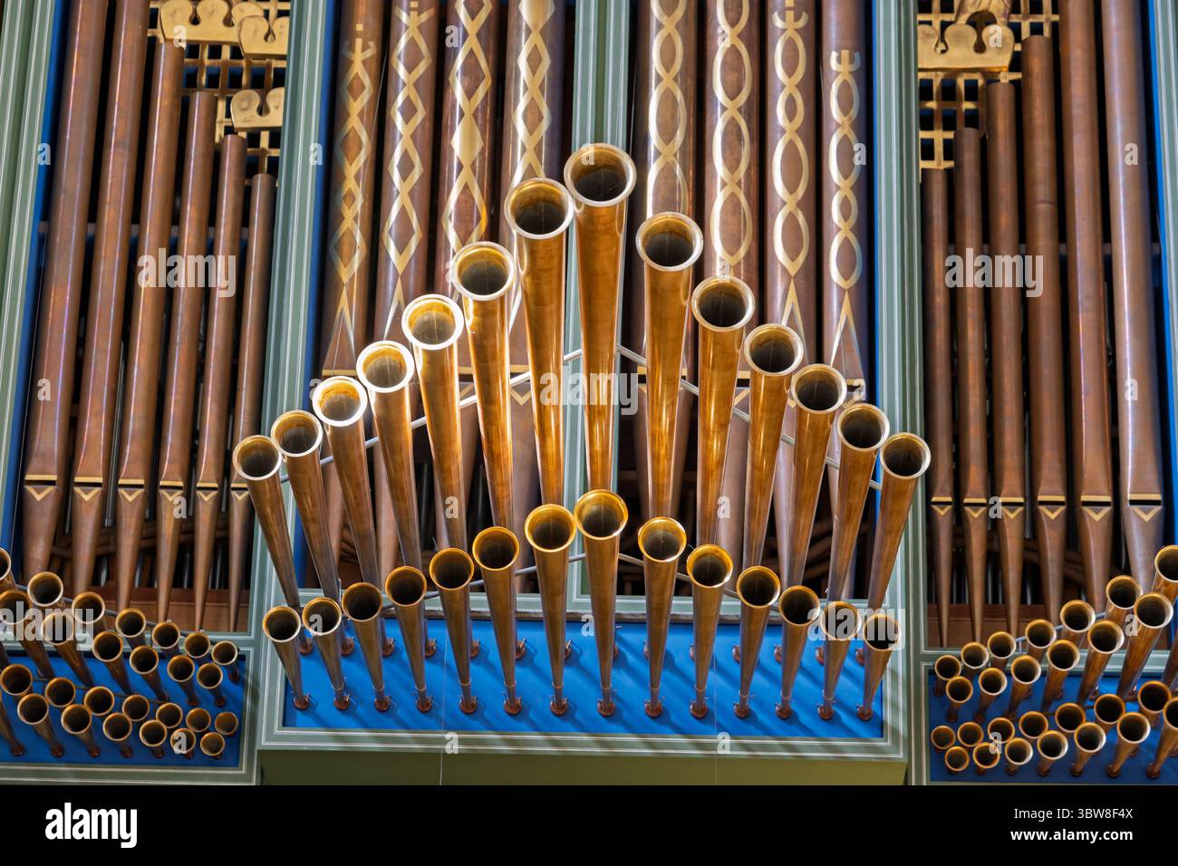 Pfeifenorgel von Metzler Orgelbau in der Evangelischen Kirche Grossmunster in Zürich, Schweiz. Stockfoto