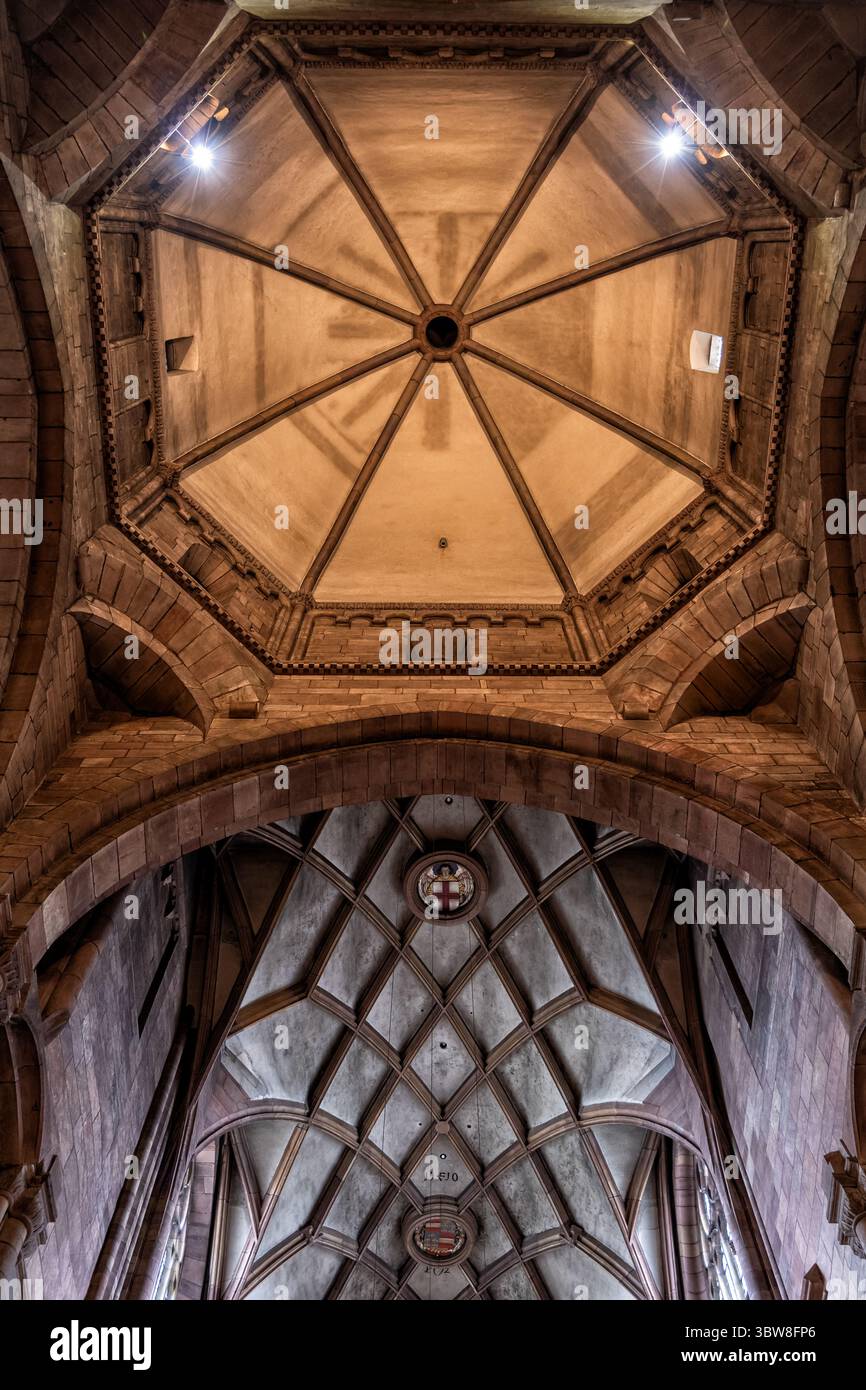 Decke im Freiburger Münster-Innenraum in der Stadt Freiburg im Breisgau. Gotische Rippengewölbe in der 1200 gegründeten mittelalterlichen Kirche. Stockfoto
