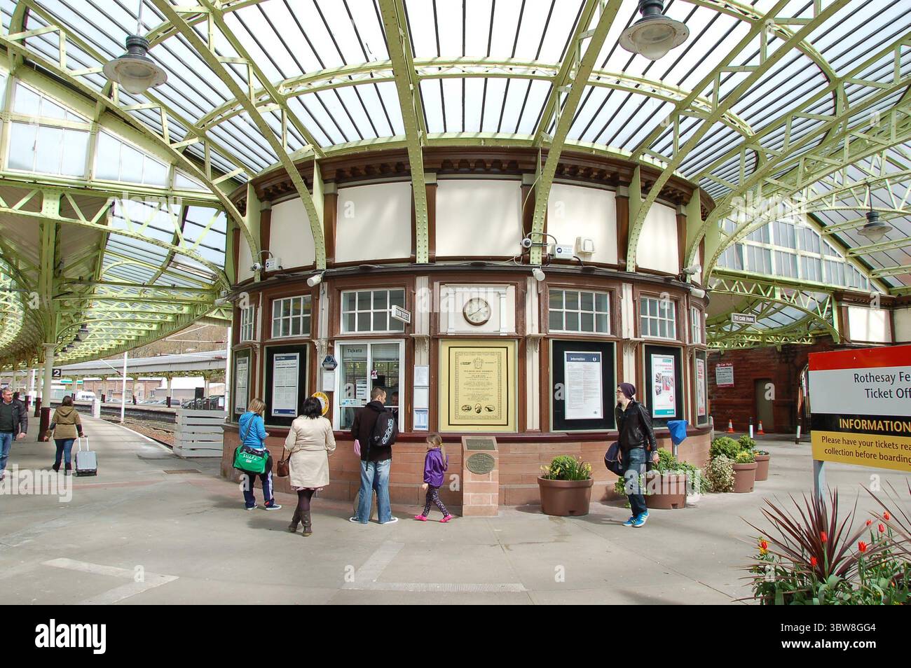 Architektonisches Wunder des Bahnhofs Wemyss Bay mit seiner Glasdachhalle, geschwungenen Plattformen, Uhrenturm und Fährverbindung in atmosphärischer Atmosphäre Stockfoto