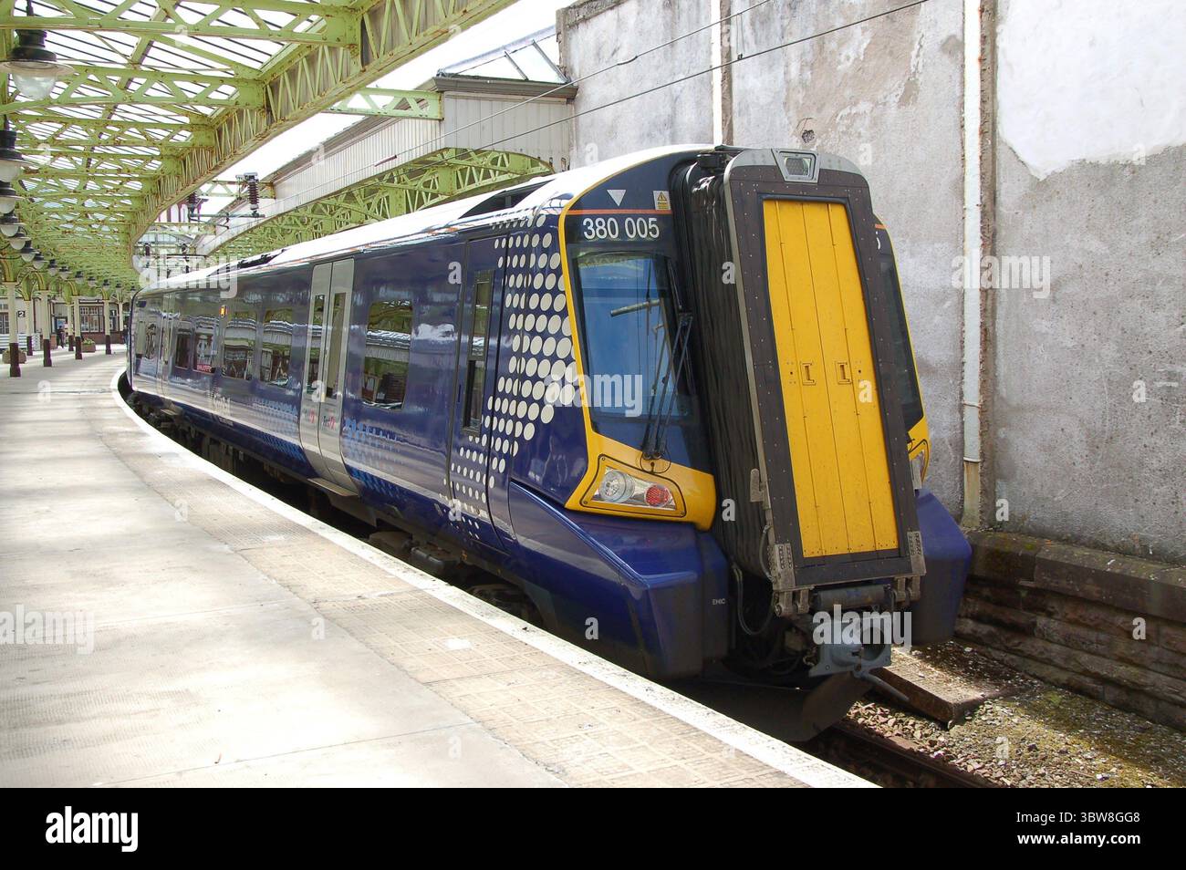 Architektonisches Wunder des Bahnhofs Wemyss Bay mit seiner Glasdachhalle, geschwungenen Plattformen, Uhrenturm und Fährverbindung in atmosphärischer Atmosphäre Stockfoto