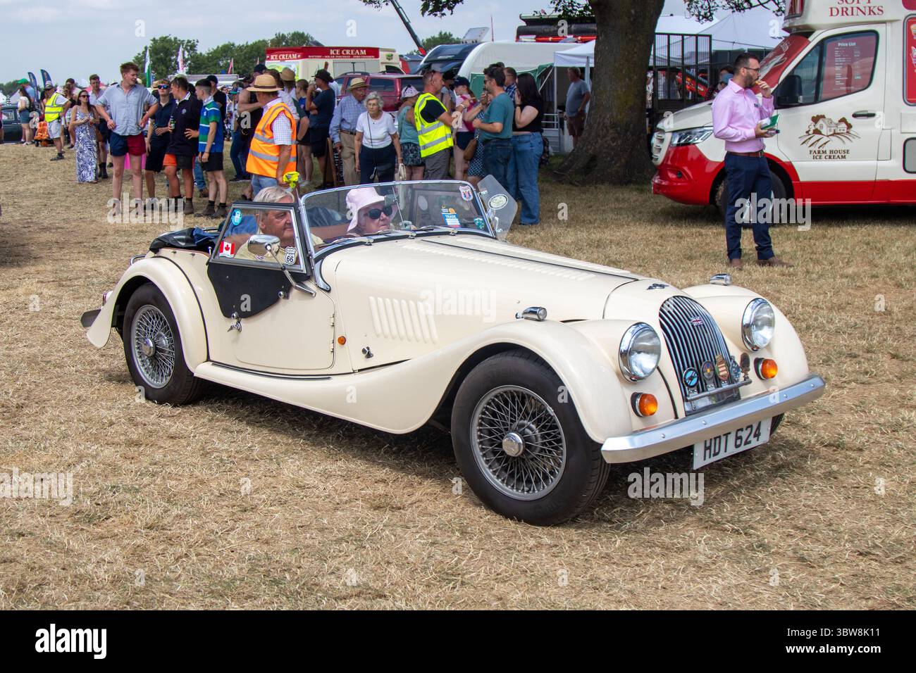 Ein Morgan 4/4, der von einem Mann mit weiblicher Passagierin bei einer klassischen Rallye und Country Show gefahren wird. Stockfoto