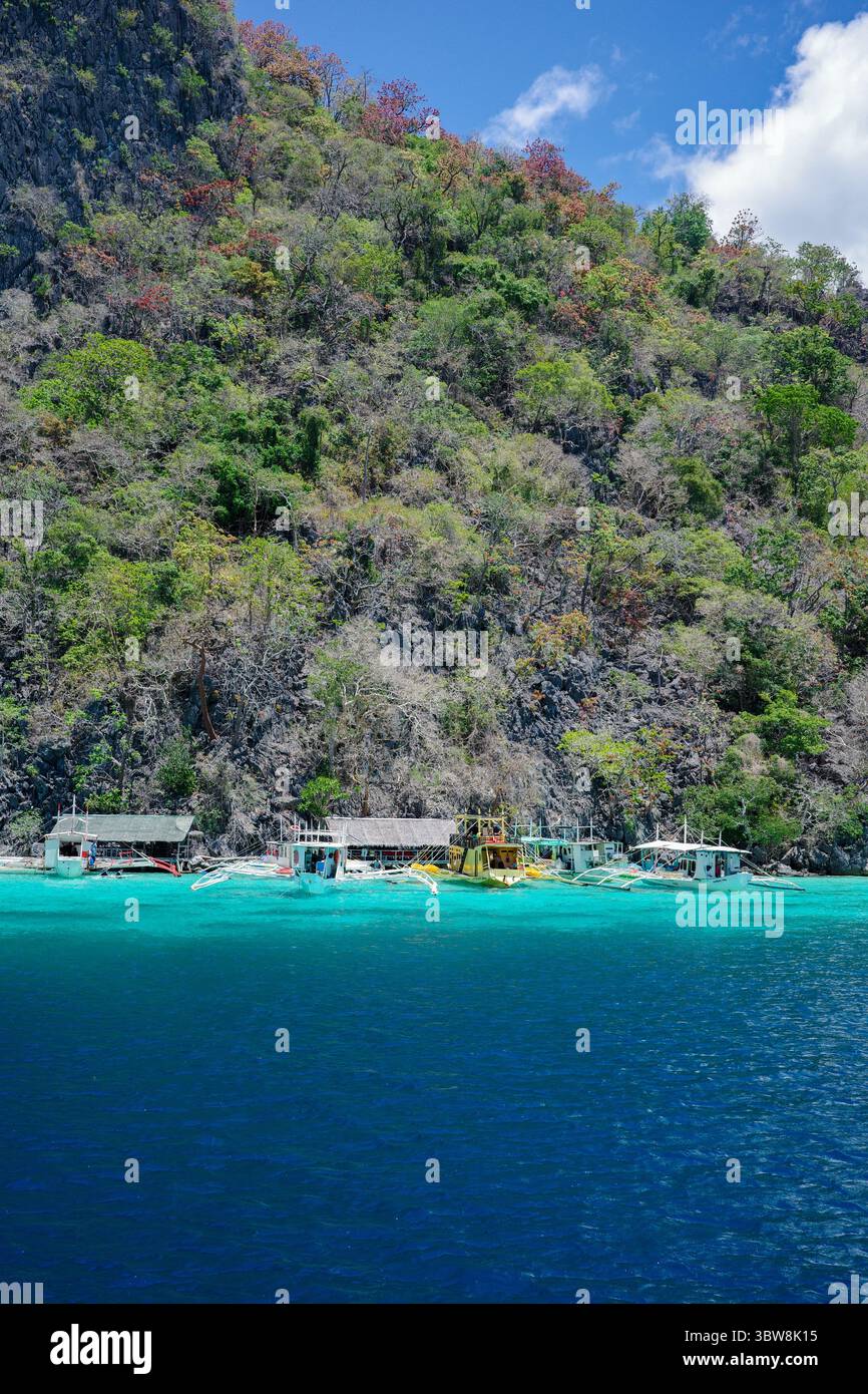Ein privates Resort Refugium auf den Coron Inseln. Blick auf das weite Meer und hat eine wunderschöne Bergkette im Hintergrund. Der perfekte Sommerurlaub Stockfoto