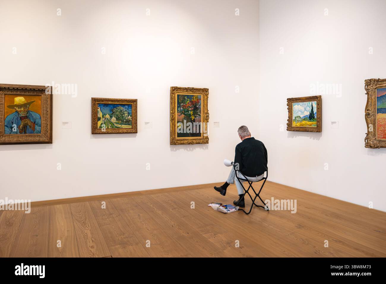 Zürich, Schweiz - 19. März 2025: Ein Mann kopiert Meisterwerke im Kunsthaus Zürich. Stockfoto