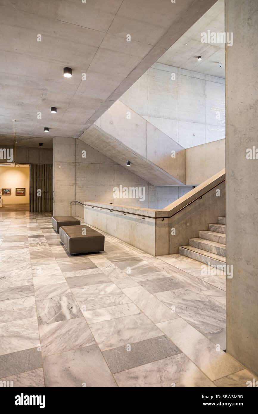 Zürich, Schweiz - 19. März 2025: Die Marmorwand und -Treppe im modernen Gebäude des Kunsthauses Zürich. Stockfoto