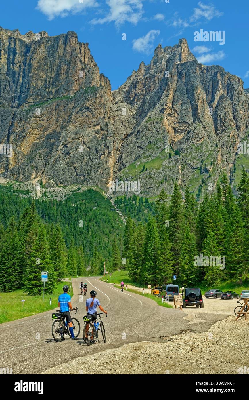 Der Torri del Sella, die Sella-Türme, von der SS242, einer beliebten Rad- und Touristenroute bis zum Sella-Pass bei Canazei, Provinz Trient, Italien. Stockfoto