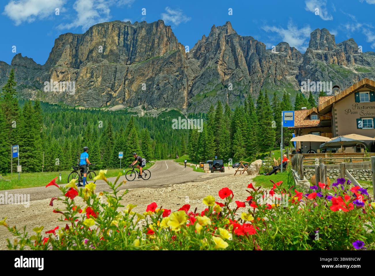 Der Torri del Sella, die Sella-Türme, von der SS242, einer beliebten Rad- und Touristenroute bis zum Sella-Pass bei Canazei, Provinz Trient, Italien. Stockfoto