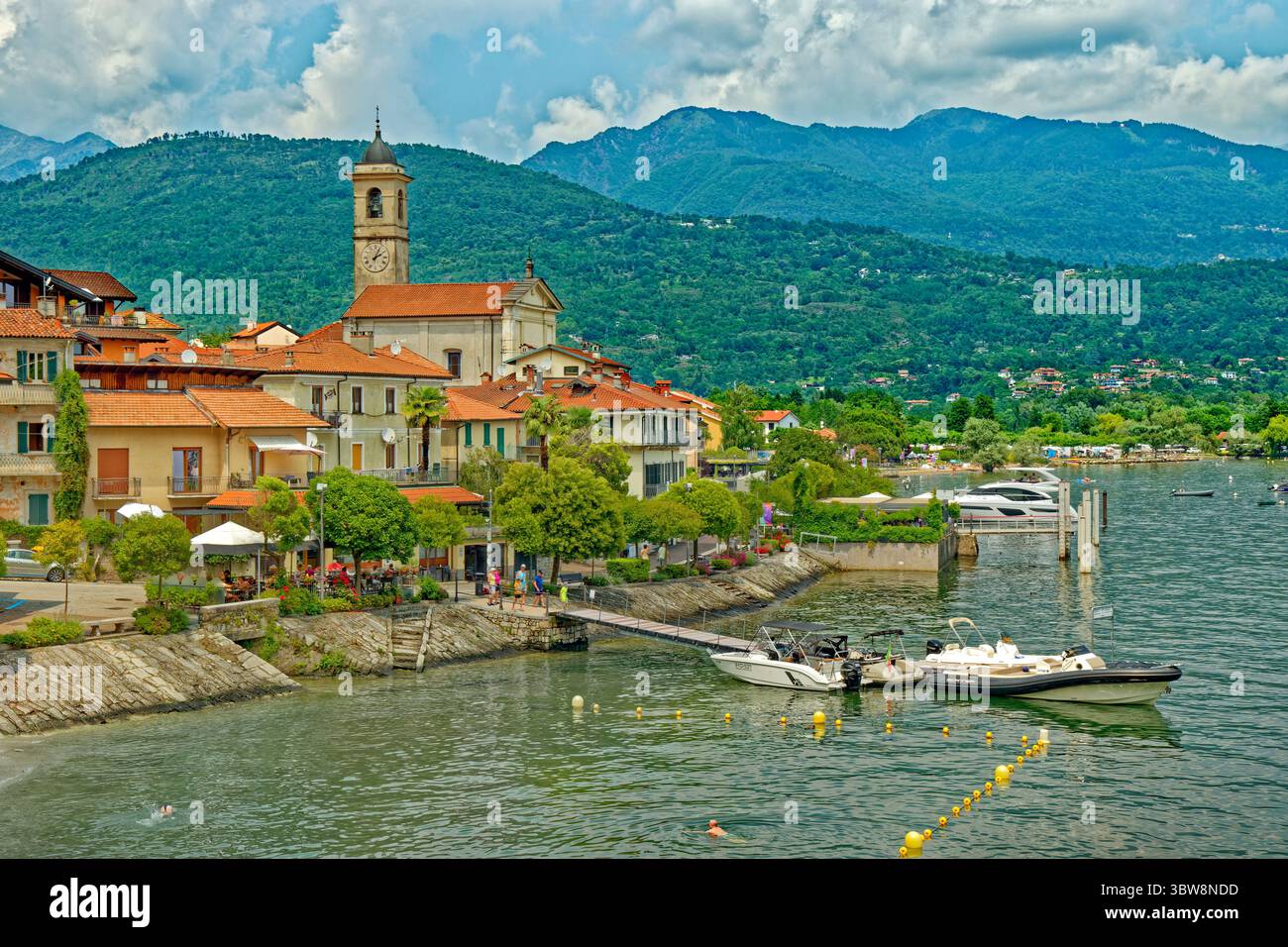 Feriolo Strandfront am westlichen Ufer des Lago Maggiore in der Provinz Verbano-Cusio-Ossola, Region Piemont, Italien. Stockfoto