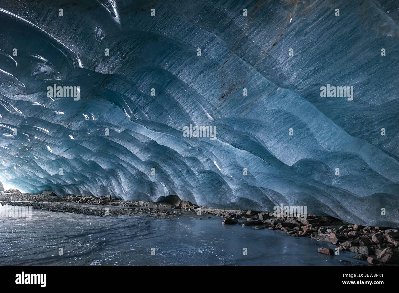 Die Seitenwand mit interessanten Mustern in einer Eishöhle am Morteratschgletscher, Graubünden, Schweiz Stockfoto