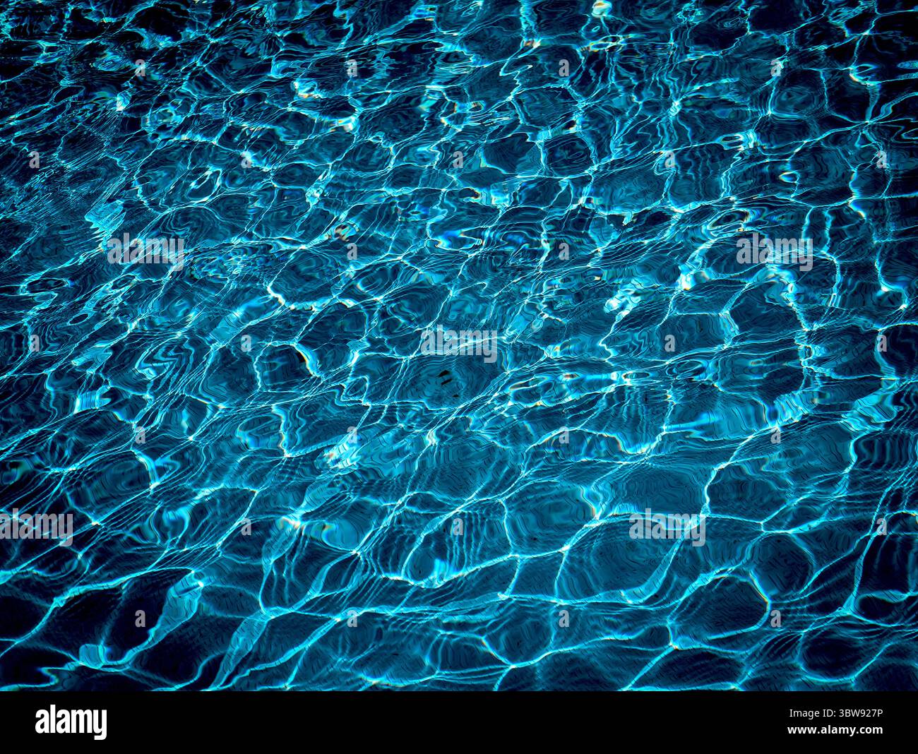 Bezaubernde Tiefblaue Wasseroberfläche – hochwertiges abstraktes Hintergrundbild für digitale Projekte und soziale Medien Stockfoto