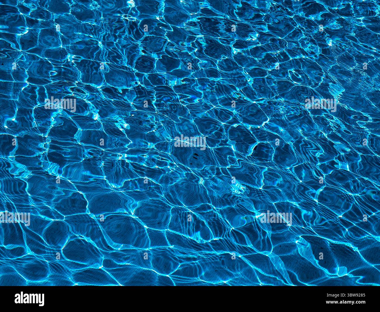 Bezaubernde Tiefblaue Wasseroberfläche – hochwertiges abstraktes Hintergrundbild für digitale Projekte und soziale Medien Stockfoto