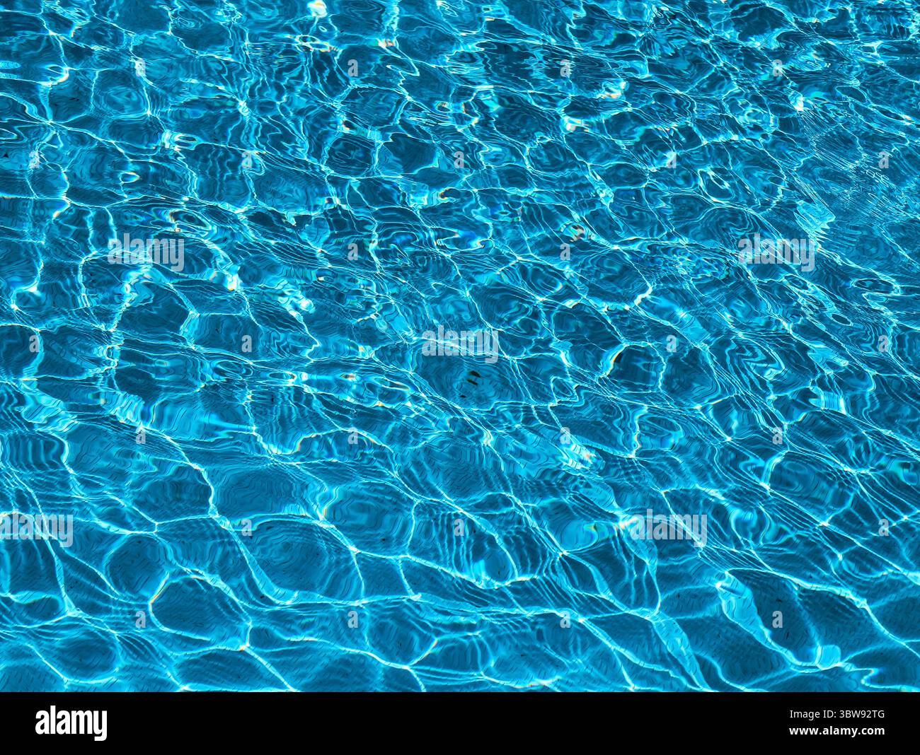 Bezaubernde blaue Wasseroberfläche – hochwertiges abstraktes Hintergrundbild für digitale Projekte und soziale Medien Stockfoto