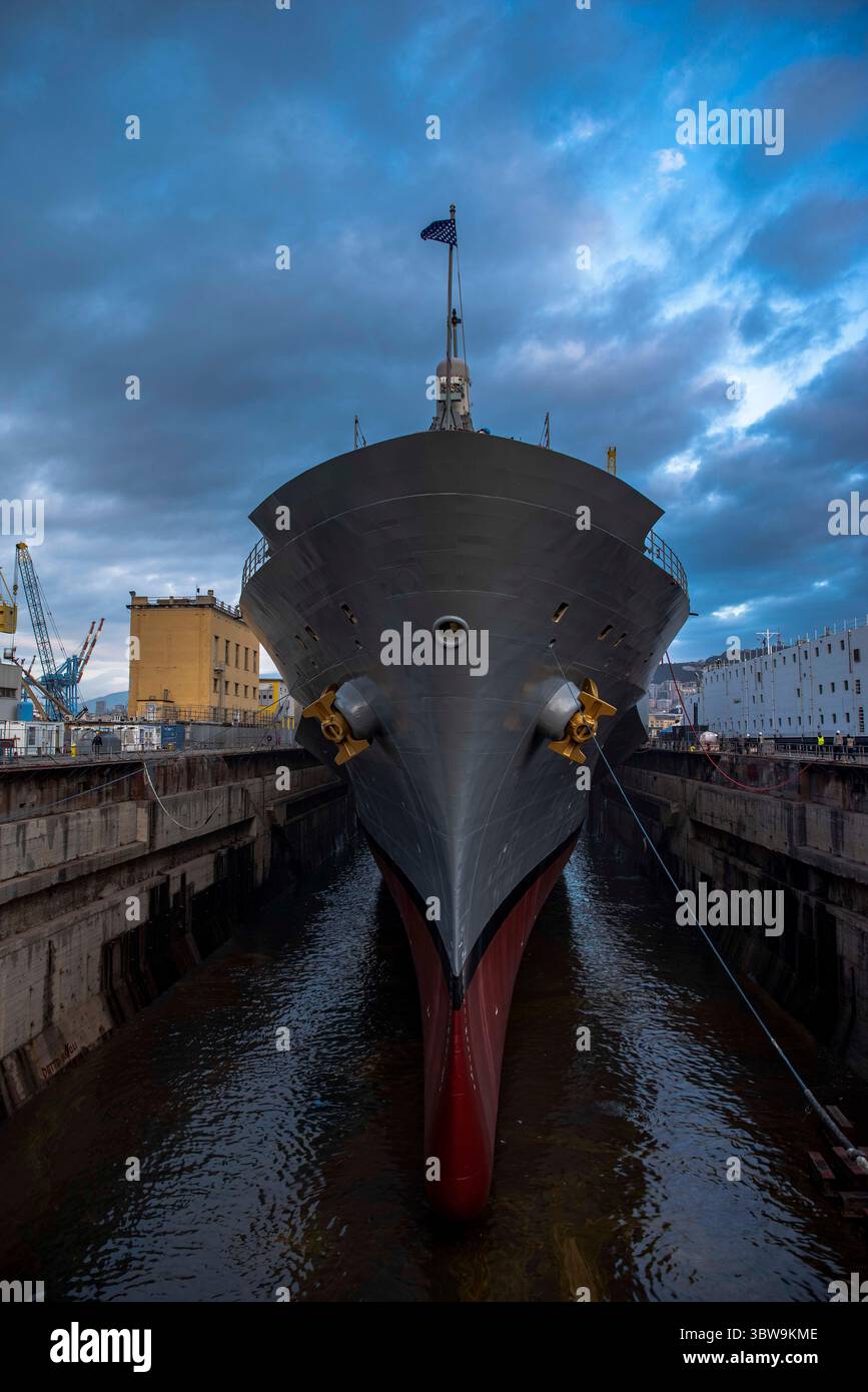 13. November 2020 - Genua, N/A, Italien - das Dock um das Kommando- und Kontrollschiff USS Mount Whitney (LCC 20) füllt sich während der Trockendockphase des Schiffes in San Giorgio Del Porto in Genua, Italien, am 13. November 2020 mit Wasser. Mount Whitney, das Flaggschiff der 6. US-Flotte, in Gaeta, Italien, wurde regelmäßig überholt, um Verbesserungen vorzunehmen, um die Sicherheit und Stabilität des Einsatzgebiets der 6. US-Flotte zu erhöhen. (Kreditbild: © Scott Barnes/USA Marineblau/ZUMA Wire/ZUMAPRESS.com) Stockfoto