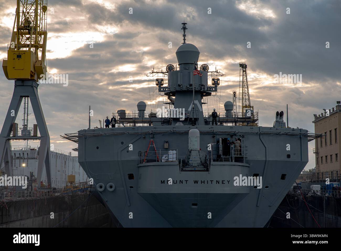 13. November 2020: Genua, Italien: Kapitän David Pollard, Befehlshaber des Kommandoschiffs der Blue Ridge-Klasse USS Mount Whitney (LCC 20), beobachtet, wie sich das Dock während der Trockendockphase des Schiffes in San Giorgio Del Porto in Genua, Italien, am 13. November 2020 mit Wasser füllt. Mount Whitney, das Flaggschiff der 6. US-Flotte, in Gaeta, Italien, wurde regelmäßig überholt, um Verbesserungen vorzunehmen, um die Sicherheit und Stabilität des Einsatzgebiets der 6. US-Flotte zu erhöhen. (Kreditbild: © Scott Barnes/USA Marineblau/ZUMA Wire/ZUMAPRESS.com) Stockfoto