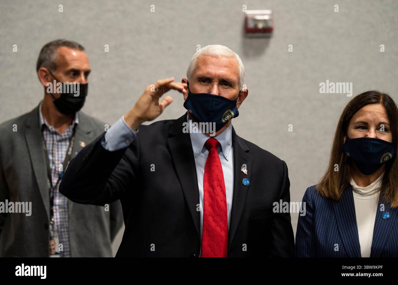 15. November 2020 - Cape Canaveral, Florida, USA - Vizepräsident MIKE PENCE gratuliert den Teams der NASA und SpaceX nach dem Start einer SpaceX Falcon 9-Rakete, die die Crew Dragon-Raumsonde des Unternehmens auf der NASA-Mission SpaceX Crew-1 mit den NASA-Astronauten Mike Hopkins, Victor Glover, Shannon Walker und 2020 dem Astronauten der Japan Aerospace Exploration Agency (JAstronaut Soichi Die SpaceX Crew-1-Mission der NASA ist die erste Crew-Rotationsmission der SpaceX Crew Dragon Stockfoto