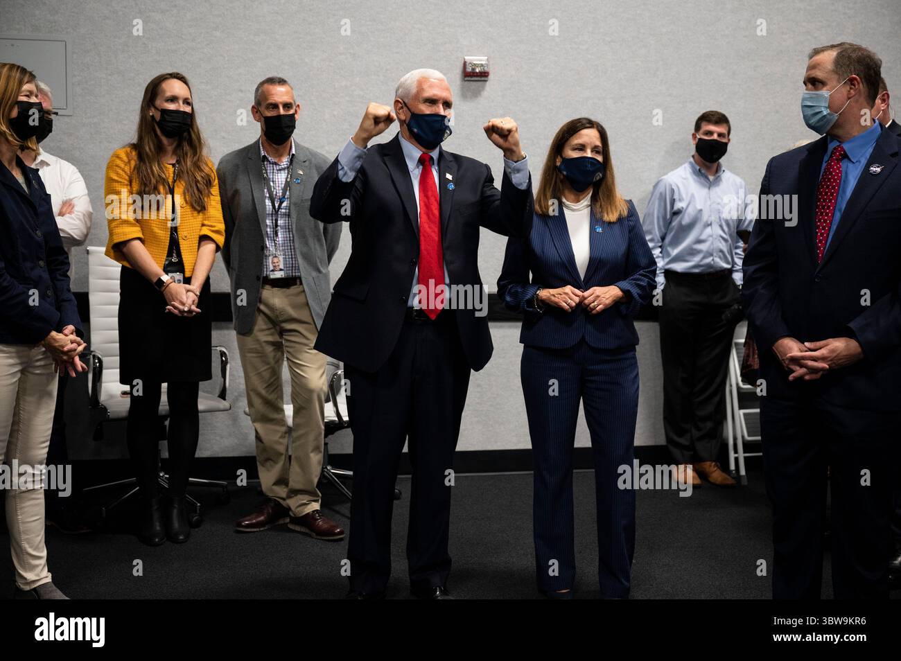 15. November 2020 - Cape Canaveral, Florida, USA - Vizepräsident MIKE PENCE gratuliert den Teams der NASA und SpaceX nach dem Start einer SpaceX Falcon 9-Rakete, die die Crew Dragon-Raumsonde des Unternehmens auf der NASA-Mission SpaceX Crew-1 mit den NASA-Astronauten Mike Hopkins, Victor Glover, Shannon Walker und 2020 dem Astronauten der Japan Aerospace Exploration Agency (JAstronaut Soichi Die SpaceX Crew-1-Mission der NASA ist die erste Crew-Rotationsmission der SpaceX Crew Dragon Stockfoto