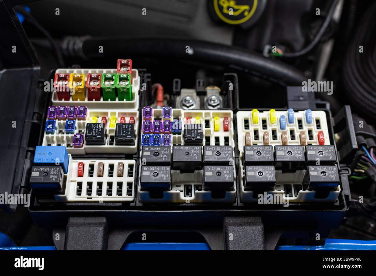 Hoher 12-V-DC-Sicherungskasten im Motorraum Stockfoto
