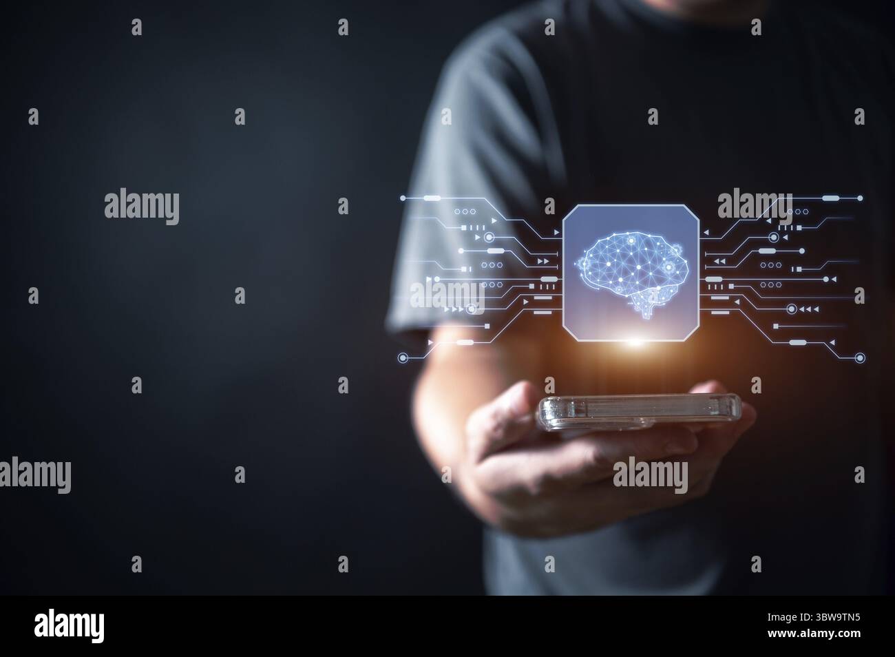 Hand mit Mobiltelefon und menschlicher Gehirnkopf-Netzwerktechnologie für globalen Kommunikationshintergrund. Digitale Daten und Internet-Computer-Sozialkonzept Stockfoto