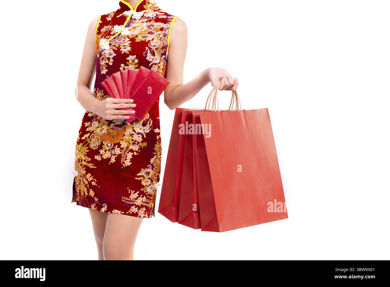 Untere Körper der asiatischen Schönheit Frau tragen Cheongsam und roten Paket durchführen von Geld und Shopping Bag in Chinese New Year Festival Event auf Weiß isoliert Stockfoto