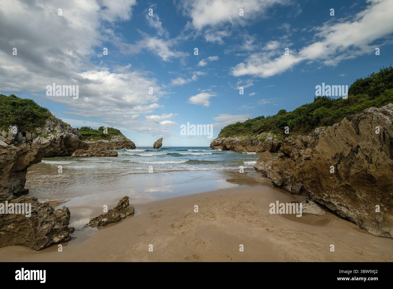 Karstformationen am wunderschönen Strand von Buelna, Asturien, Spanien Stockfoto