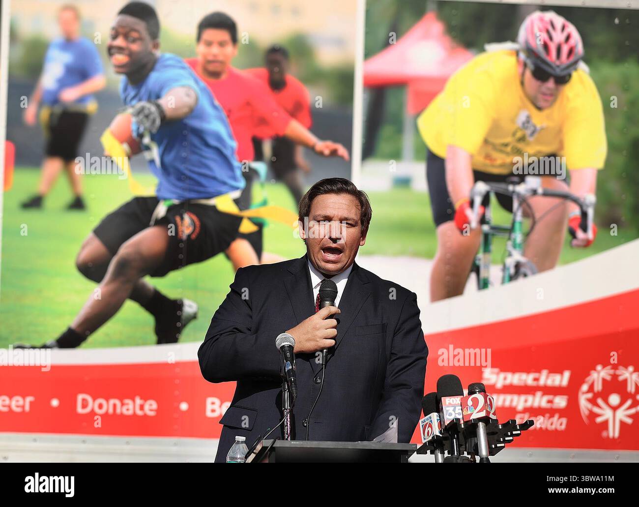 19. November 2020, Clermont, FL, USA: Der Gouverneur von Florida, Ron DeSantis, spricht am Donnerstag, den 19. November 2020, während einer Veranstaltung der Special Olympics USA Games im Hauptquartier der Special Olympics Florida in Clermont. Die Special Olympics USA Games 2022 mit mehr als 4.000 Athleten finden im Juni 2022 in Orlando statt. (Kreditbild: © TNS via ZUMA Wire) Stockfoto