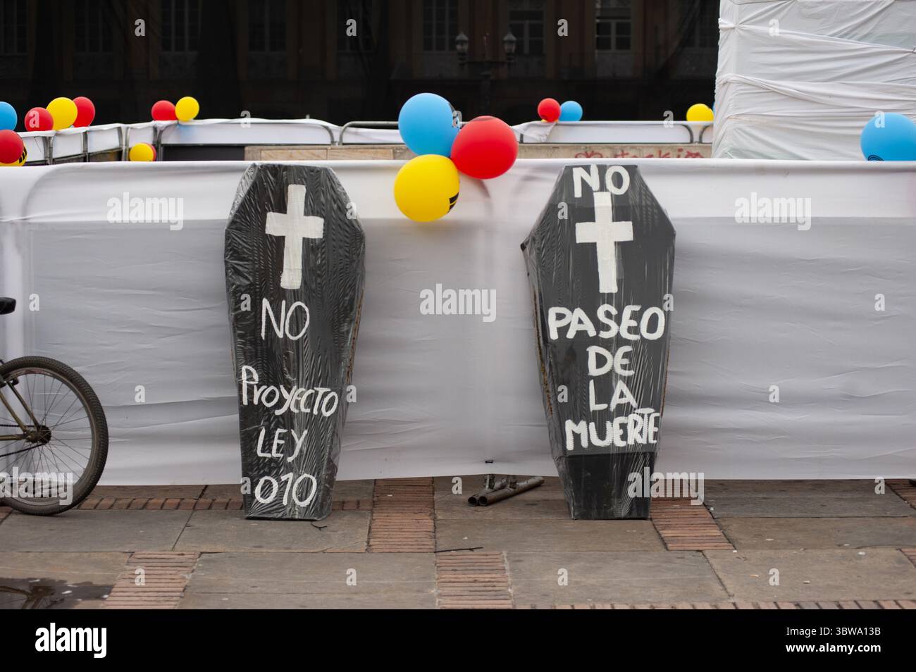 19. November 2020, Bogota, Cundinamarca, Kolumbien: Arbeiter- und Lehrersyndikate demonstrieren während des 19. November 2020 in Kolumbien gegen die Regierung des ehemaligen Präsidenten Ivan duque in Bogota, Kolumbien. (Kreditbild: © Chepa Beltran/VW Pics via ZUMA Wire) Stockfoto