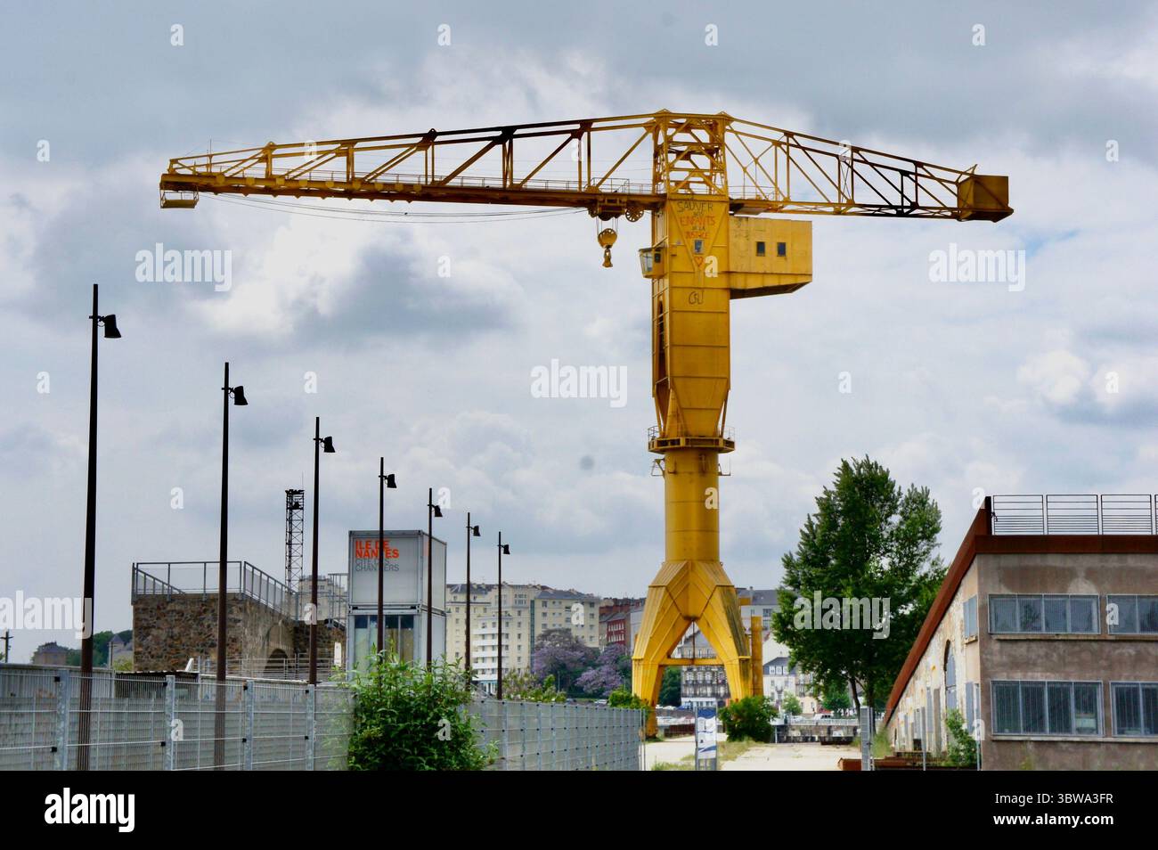 Gelber Titankran, Industriedenkmal auf der Île de Nantes, Frankreich Stockfoto