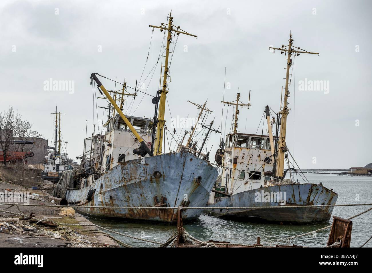 Ein altes Schiff ohne Menschen lief während des Krieges mit Russland in der Ukraine auf Grund Stockfoto