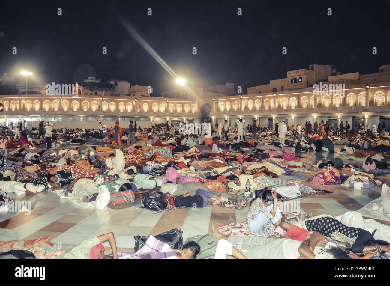 Amritsar, Indien - 16. MAI 2016: Menschen, die auf dem Boden des Goldenen Tempels von Sikh in Amritsar, Indien, schlafen Stockfoto