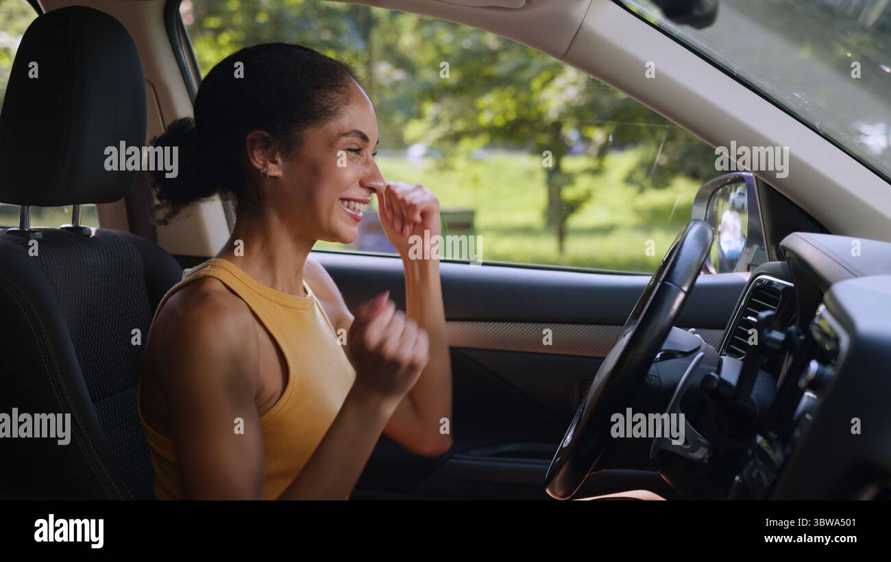 Glückliche afroamerikanische Frau Geschäftsfrau lächelnd klatschende Hände Fahrer weibliches Auto neues Auto genießen jubeln Gewinn Käufer Auto Stockfoto