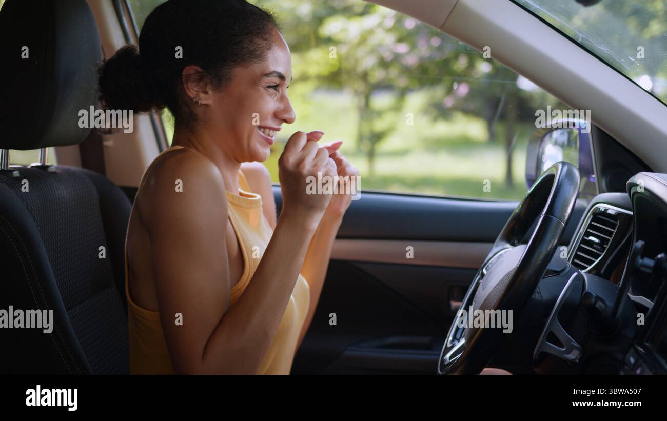 Glückliche fröhliche afroamerikanische Frau lächelnd feiert weibliches Mädchen Geschäftsfrau Triumph Auto Auto Auto Auto gewinnen Fahrer Besitzer Miete Stockfoto
