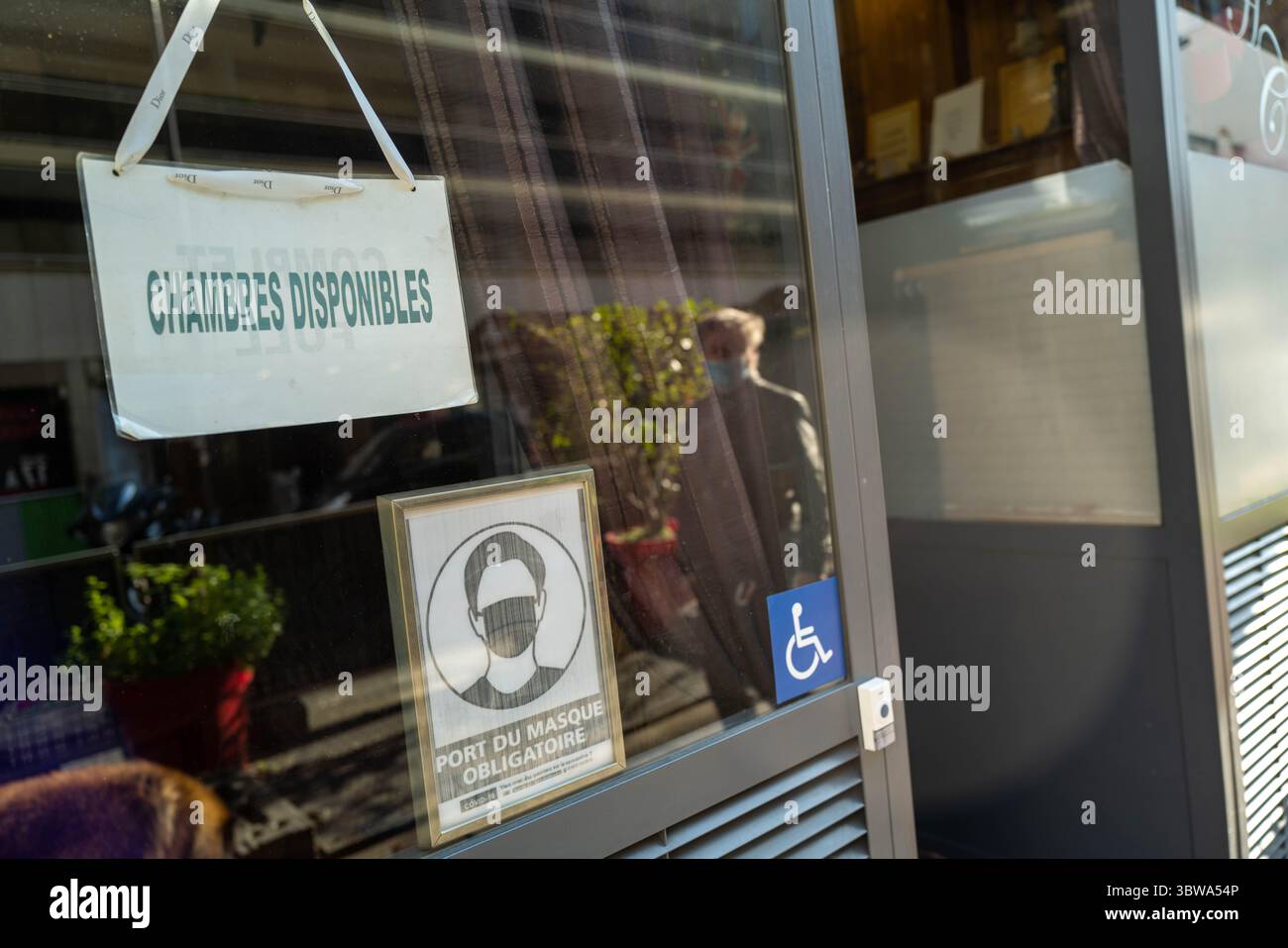 November 2020, Paris, Frankreich: Paris während des zweiten COVID-Lockdowns, Frankreich, geöffnetes Hotel, Zimmer verfügbar, (Bild: © Ania Freindorf/ZUMA Wire) Stockfoto